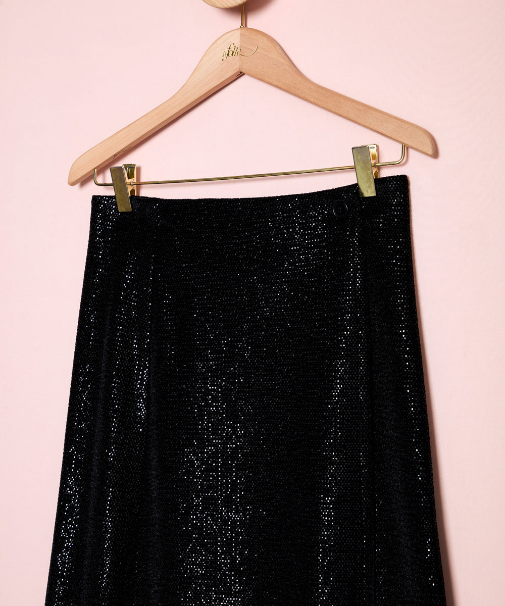 Detalle del tejido de una falda larga en color negro, ideal para eventos y celebraciones. Es de la marca Masscob. La Folie Santander.