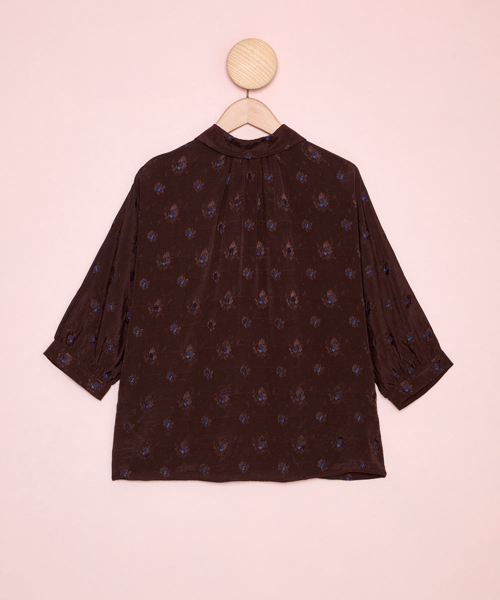 Espalda de camisa de seda estampada de color marrón oscuro. Es de seda y viscosa. La Folie Santander.
