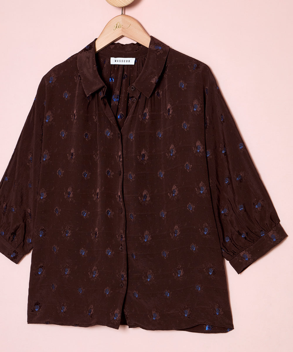 Vista detalle de una camisa de corte cuadrado, confeccionada en España en una mezcla de seda y viscosa. La Folie Santander.