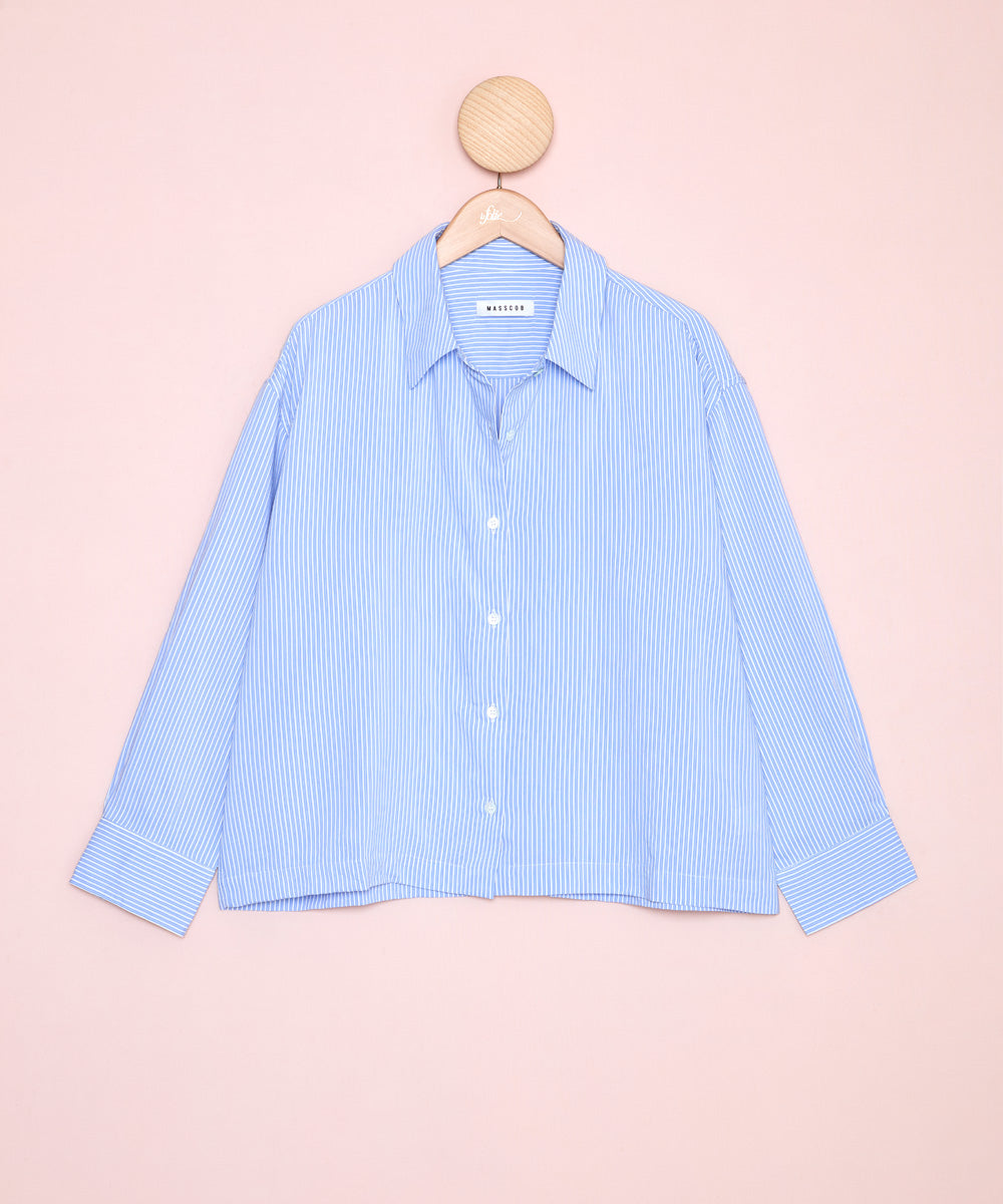 Camisa de corte clásico, con estampado de rayas azules, confeccionada en una mezcla de viscosa y seda. La Folie Santander.