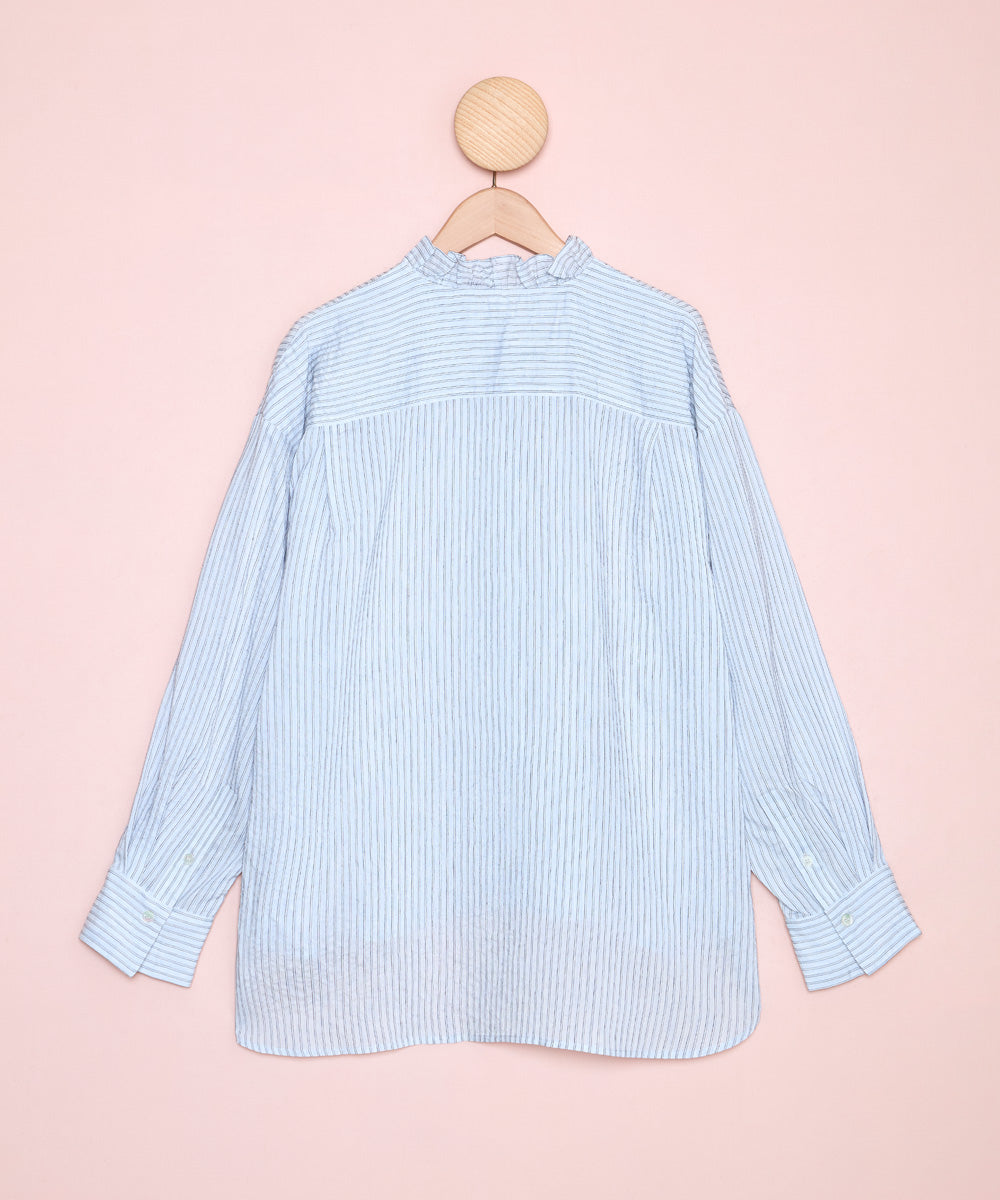 Foto posterior de una camisa de rayas, mezcla de viscosa y seda, con una textura suave y caída delicada. La Folie Santander.