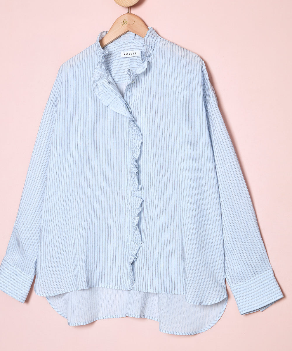 Foto detalle de una camisa de rayas con cuello rematado con volante festoneado y escote cerrado. La Folie Santander.