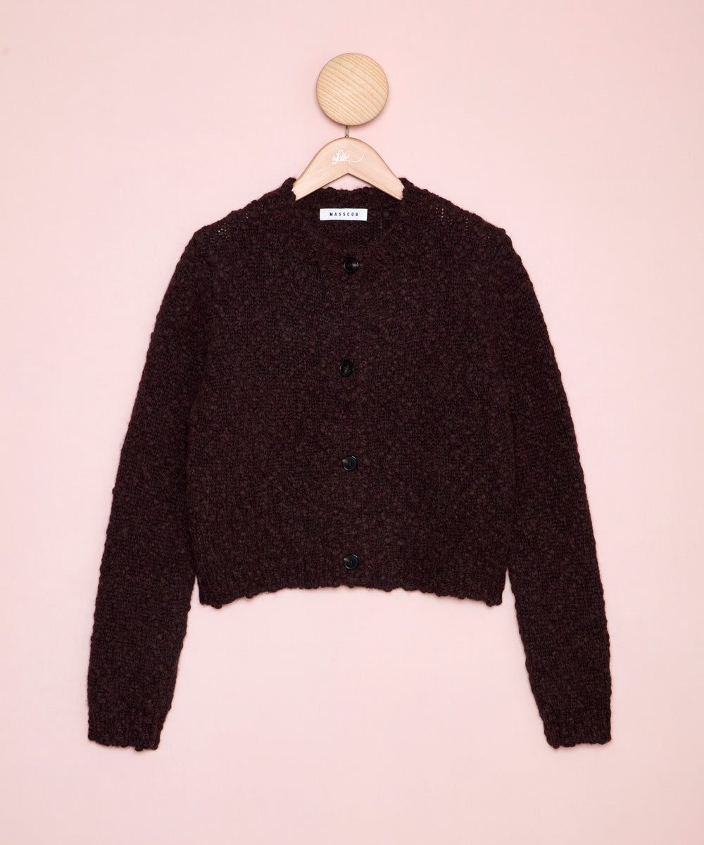 Chaqueta de corte crop tejida por Masscob en una mezcla de baby alpaca, merino fino y poliamida. La Folie Santander.