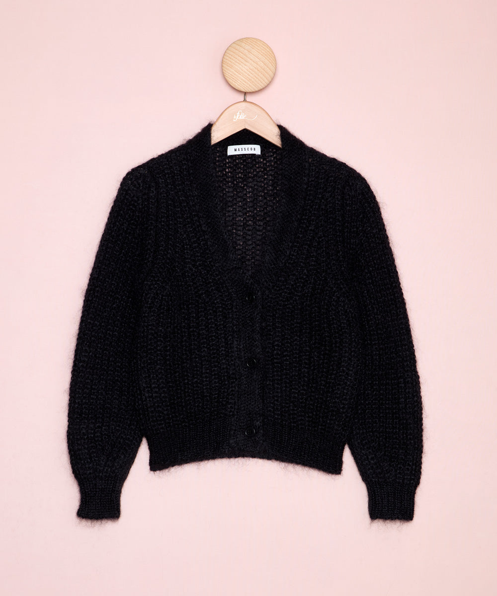 Chaqueta de punto grueso, muy suave y abrigada. Abotonada con 3 botones a tono y escote en pico. La Folie Santander.