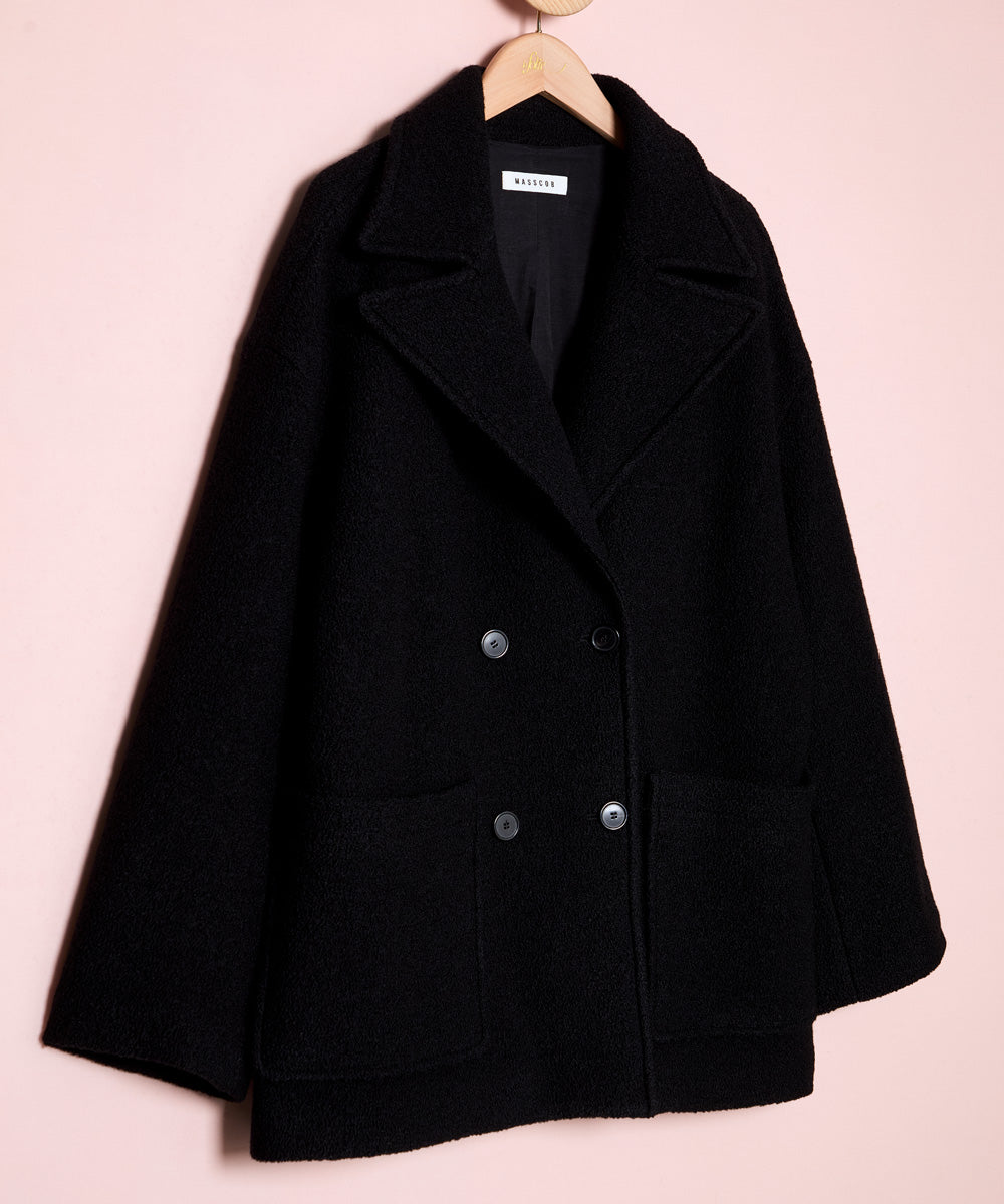 Foto detalle de un chaquetón de estilo marinero de corte recto confeccionado en tejido de lana 100%. Fabricado en España. La Folie Santander.