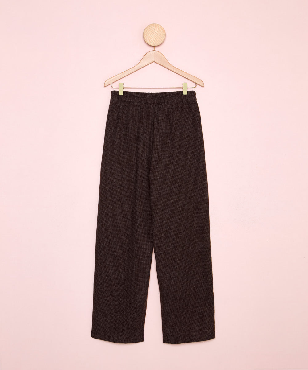 Vista posterior de un pantalon , con estampado de cuadros y cintura elástica, aportando comodidad absoluta. La Folie Santander