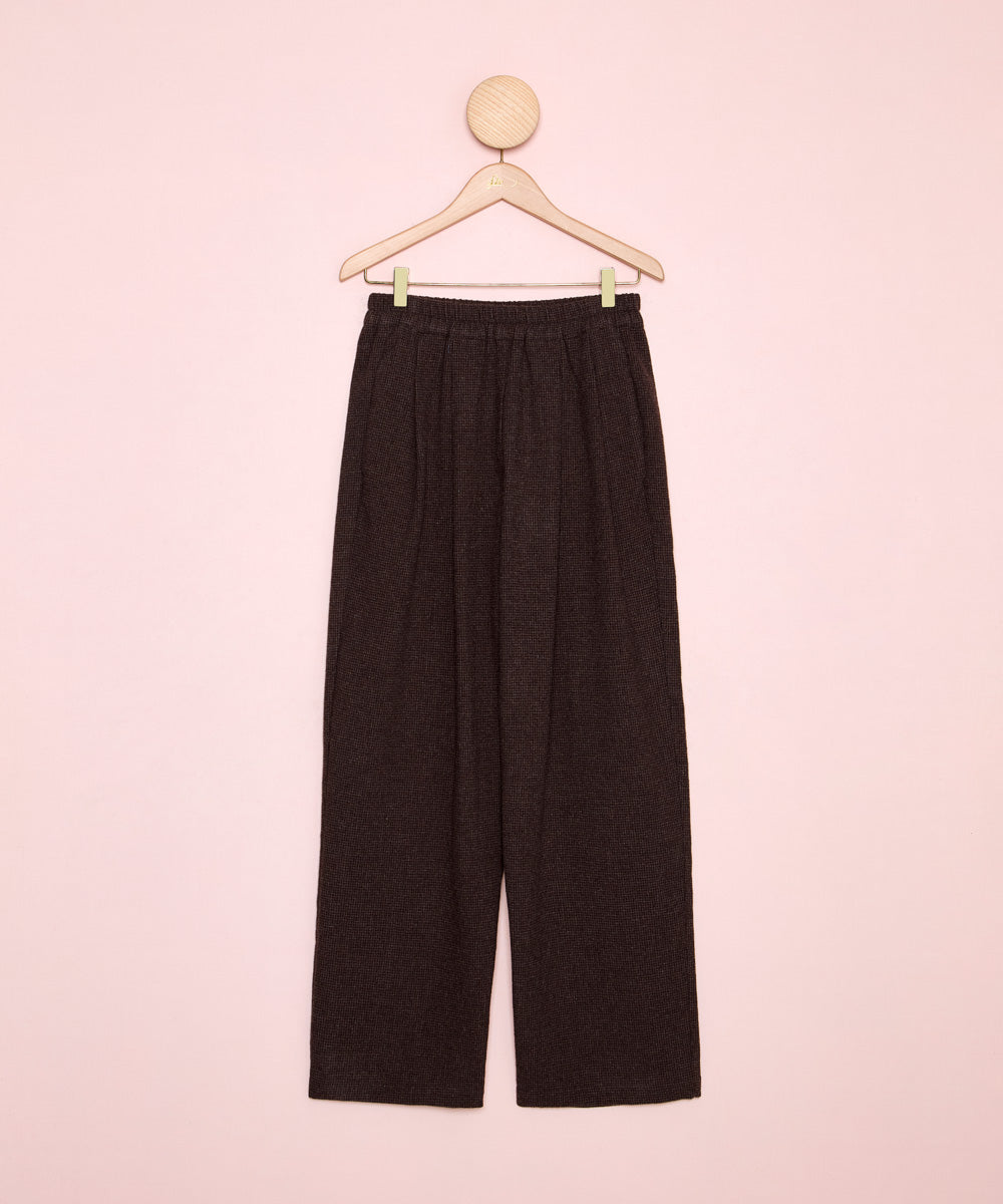 Vista frontal de un pantalon de pierna ancha, con estampado de cuadros y cintura elástica. Diseño con caída natural y forma. La Folie Santander