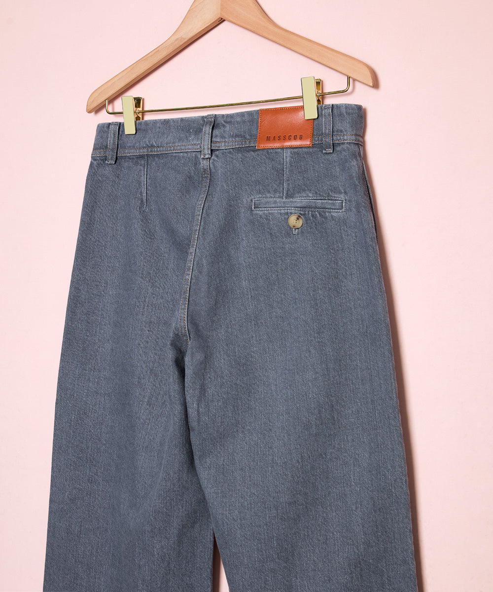 Detalle de la espalda del pantalón Lucas de Masscob, fabricado y diseñado en España. La Folie Santander.