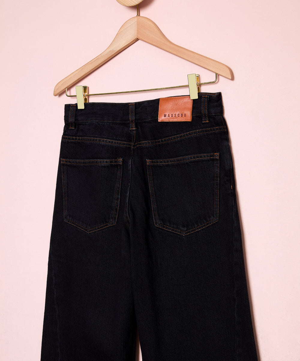Foto detalle de pantalón vaquero negro de corte cargo de la marca Masscob. La Folie Santander.