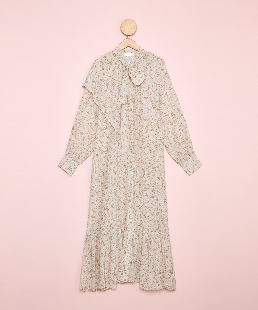 Vista frontal de un vestido de seda con el cuello cerrado con una lazada tipo pañuelo. Diseñado y confeccionado en España. La Folie Santander.