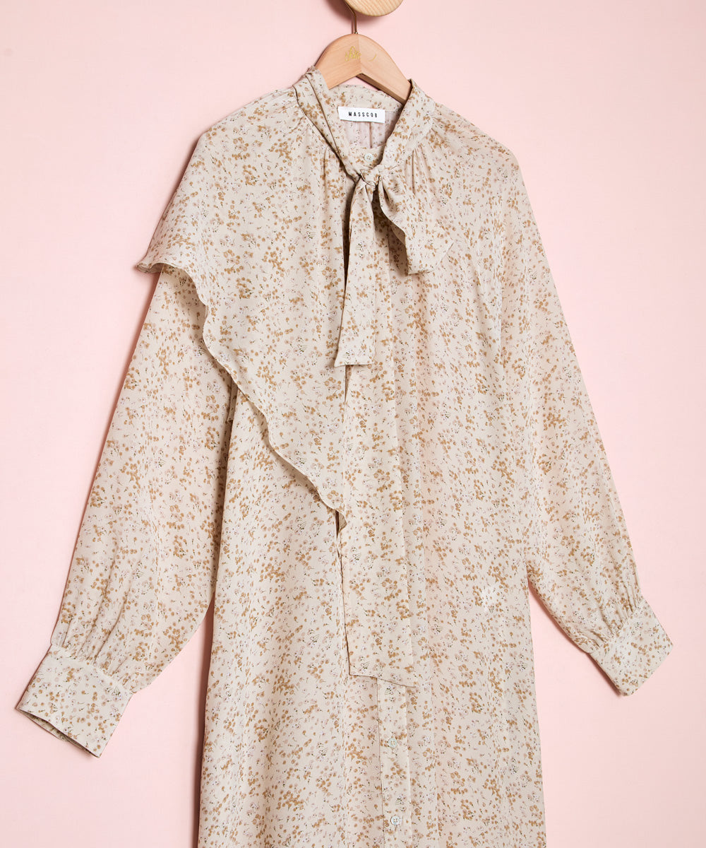 Vista detalle de un vestido de seda con un estampado de mini flores. Cuello cerrado con lazada. Es de la marca Masscob. La Folie Santander.